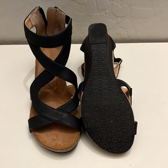 Adrienne Vittadini black strappy sandals. Zips in back. 2-2 1/2” heel. Sz. 7 - Picture 5 of 5